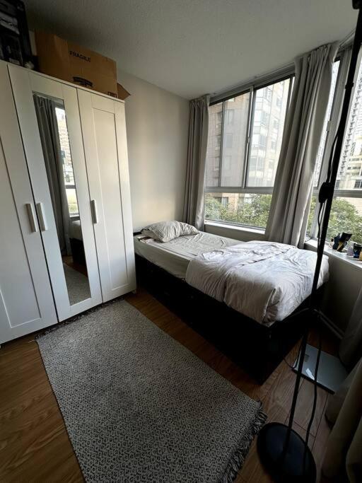 Best Location In Downtown- Walking To Eaton Centre, Nathan Phillips Square, Yonge-Dundas, Ikea,Transit Toronto Luaran gambar